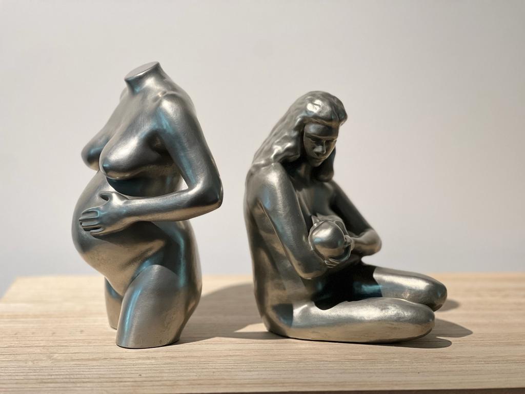 Twee prachtige 3D Beeldjes in zilver van zwangere buik en knuffelbeeldje