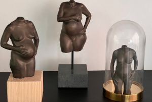 Bronzen beeldjes van zwangerschap vastgelegd