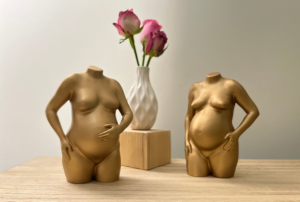 Twee gouden 3D Beeldjes van zwangerschap