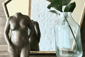 Een grijs 3D Beeldje van zwangerschap bij de spiegel