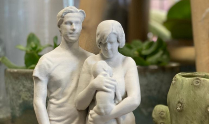 3D Beeldje familie vader, moeder en baby in mat wit