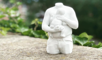 Een prachtig wit 3D knuffelbeeldje vader en baby in mat wit