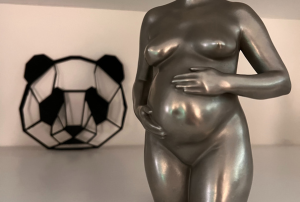 Een zilver beeldje in 3D zwangere vrouw