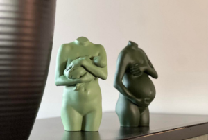 Twee beeldjes in groentinten moeder en kind