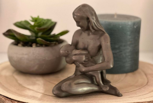 Moeder en kind beeld in brons gemaakt